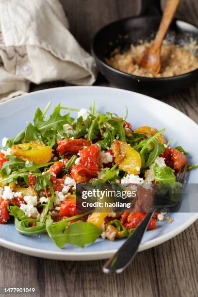 vegetarische geröstete paprika, rucola-salat - griechische küche stock-fotos und bilder