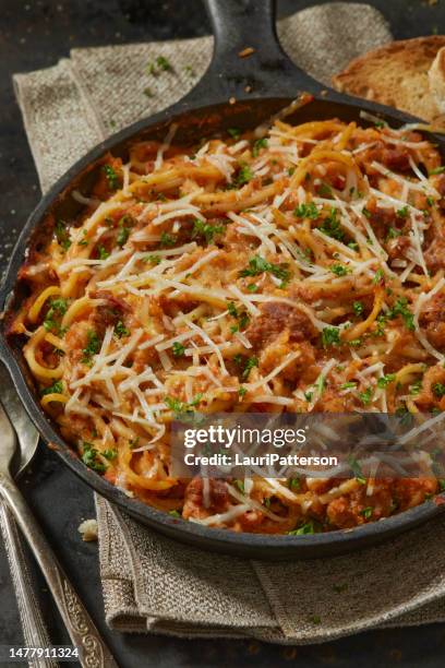espaguetis al horno con salchicha italiana picante boloñesa - linguini fotografías e imágenes de stock