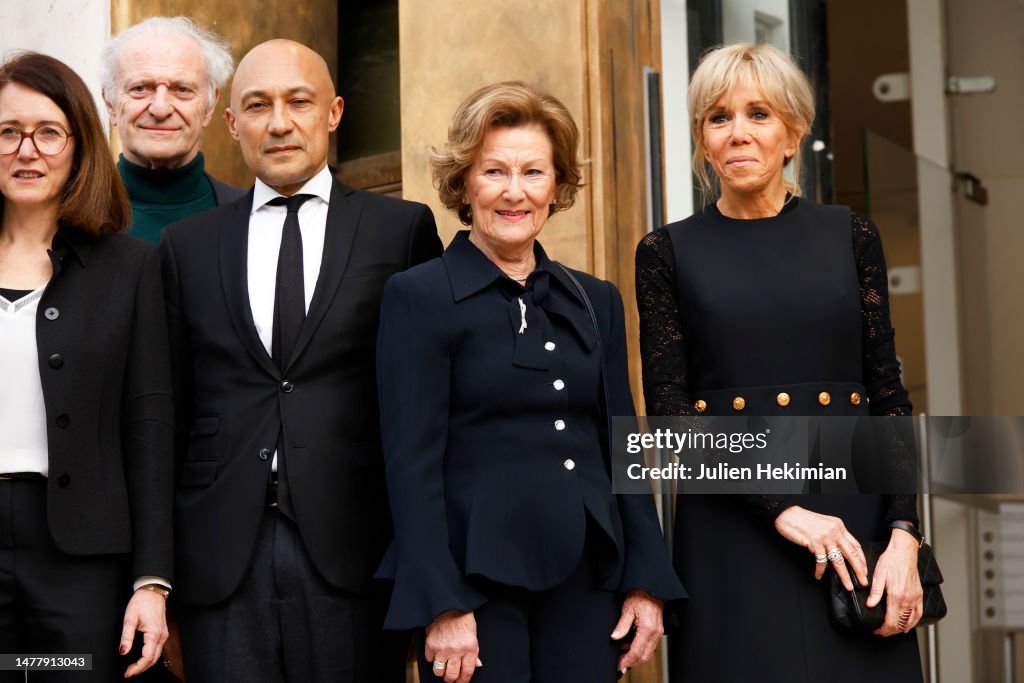 Queen Sonja Of Norway Visits "Voyage Vers l'intérieur" Exhibition In Paris