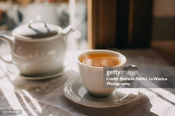 cup of steaming tea - tea cup photos et images de collection