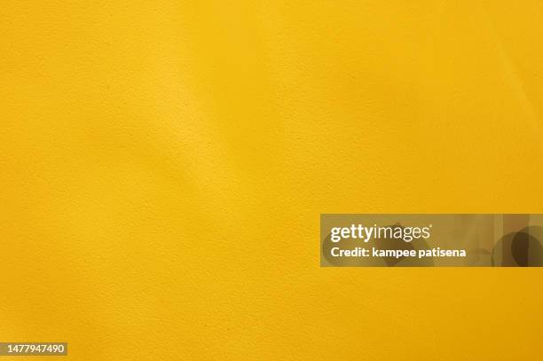 yellow leather texture background material - gelber hintergrund stock-fotos und bilder