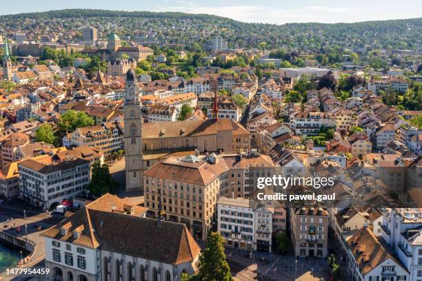 vista aerea della cattedrale di grossmunster con il paesaggio urbano di zurigo, svizzera - zurich foto e immagini stock