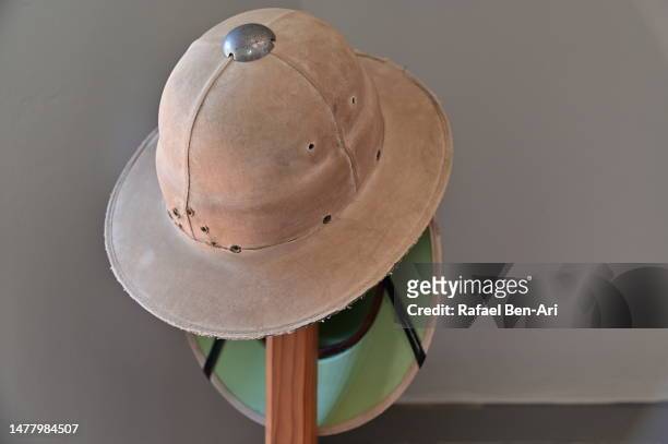 british colonial pith safari helmet hats hangs on a coat hanger - australian army photos et images de collection
