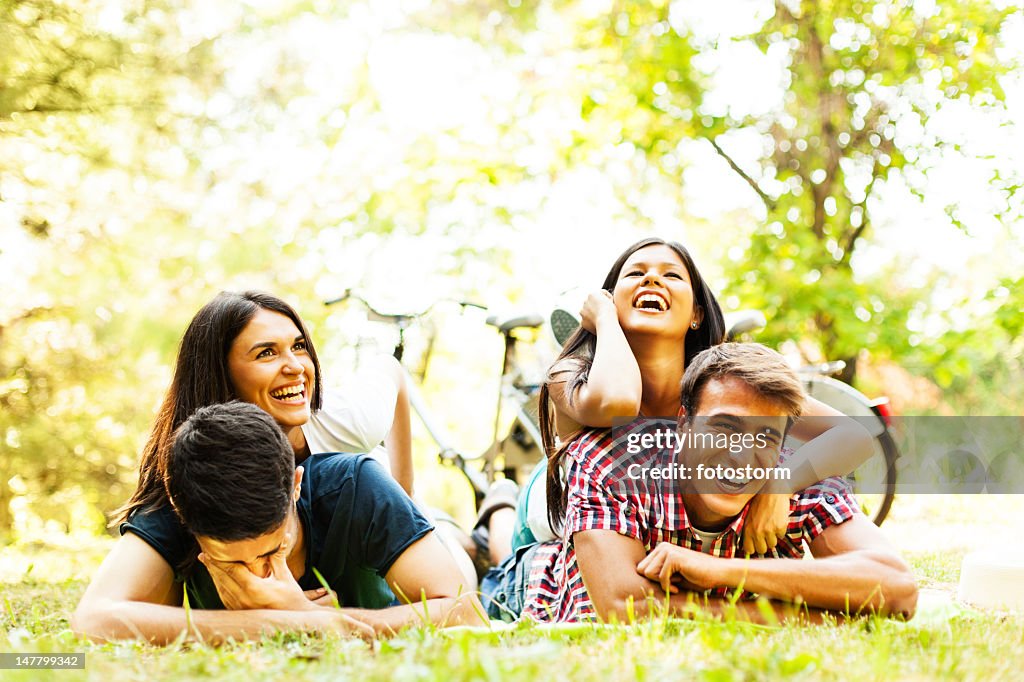 Grupo de amigos divirtiéndose al aire libre
