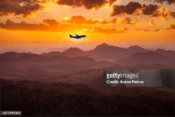 airplane at sunset over sinai mountains, egypt - desert ridge resort stock pictures, royalty-free photos & images