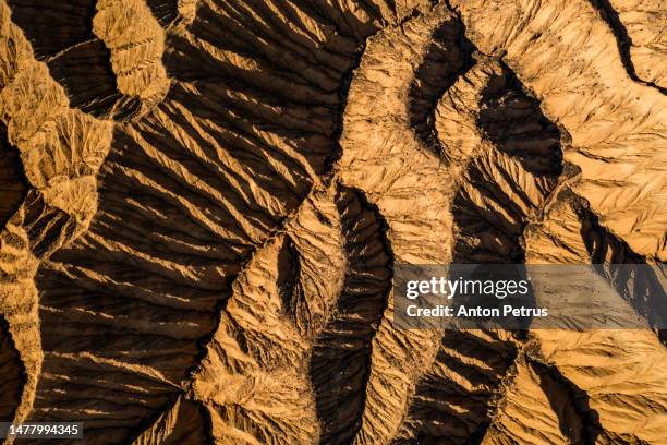 aerial view of desert landscape in kyrgyzstan at sunset. - terreno extremo - fotografias e filmes do acervo