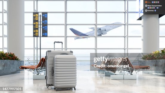 Flughafen-Wartebereich mit Gepäck, leeren Sitzen und verschwommenem Hintergrund Flughafen-Wartebereich mit Gepäck, leeren Sitzen und verschwommenem Hintergrund