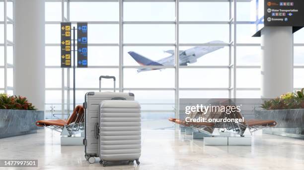 flughafen-wartebereich mit gepäck, leeren sitzen und verschwommenem hintergrund - koffer niemand stock-fotos und bilder