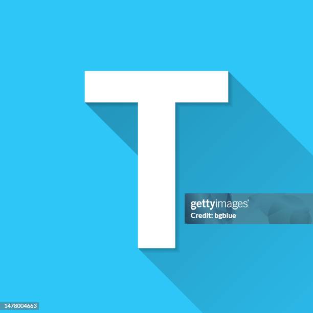 buchstaben-t.-symbol auf blauem hintergrund - flat design mit langem schatten - lettre t stock-grafiken, -clipart, -cartoons und -symbole