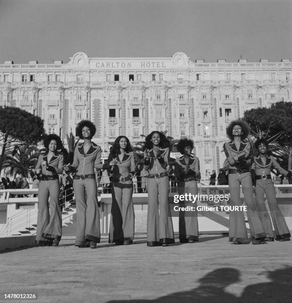 Le groupe The Love Machine devant l'hôtel Cartlton lors du salon du Midem à Cannes en janvier 1973