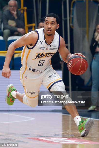 Tremont Waters of Boulogne-Levallois Metropolitans 92 dribbles up the court during the match between Boulogne-Levallois and Le Mans at Palais des...