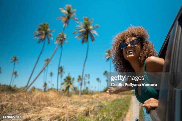 woman looking out the car window - brazilian woman stockfoto's en -beelden