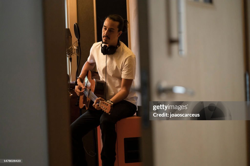 Homme écrivant et composant au studio