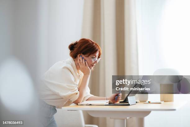 studentessa felice che utilizza una tavoletta digitale a casa - ergonomia foto e immagini stock