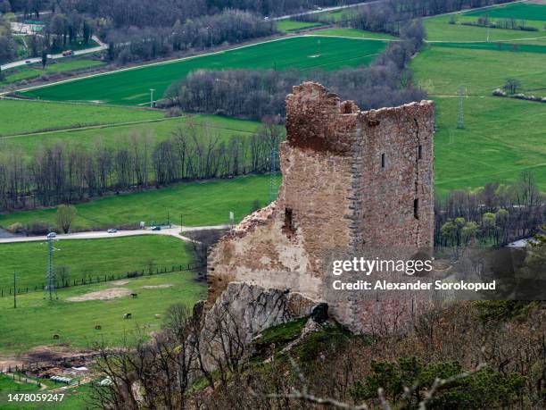 remains of the fortress tower of a medieval fortress on top of a mountain - parcela fotografías e imágenes de stock