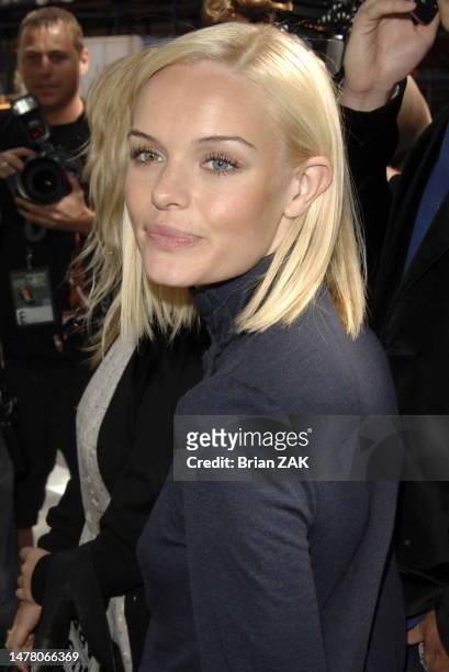 Kate Bosworth quitte le défilé de mode Jill Stuart printemps 2007 lors de la semaine de la mode Olympus qui s'est tenue à la bibliothèque publique de...