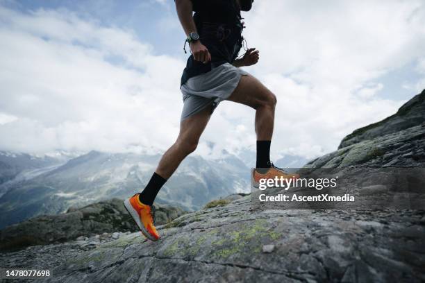 trail runner bounds along mountain trail - chamonix train stockfoto's en -beelden