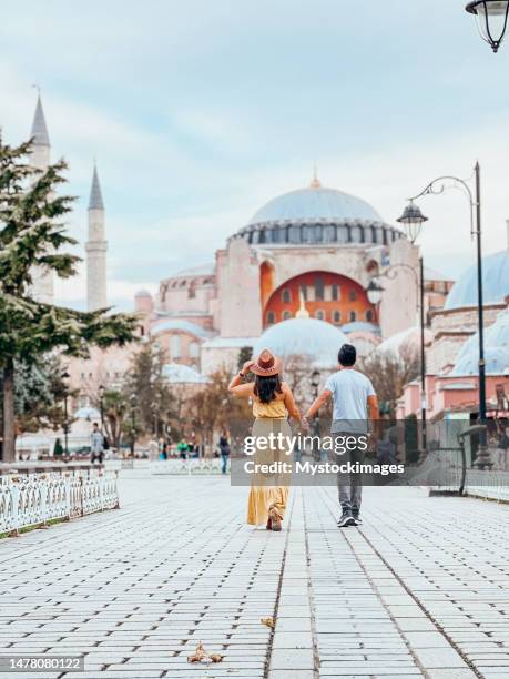 couple travel in turkey and explore mosque - blue mosque 個照片及圖片檔