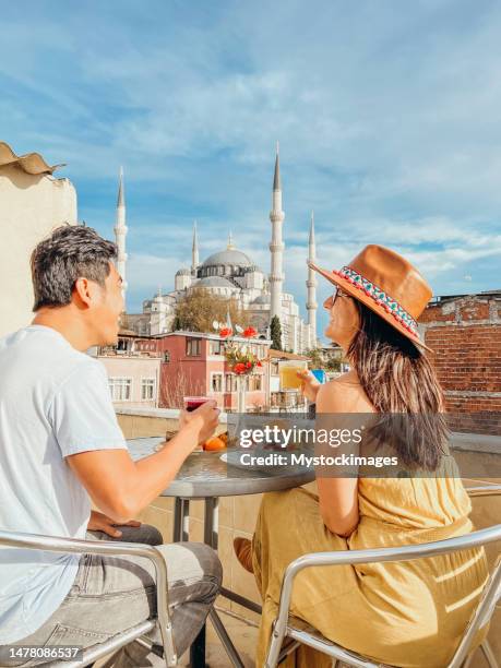 couple romantique en turquie assis sur un toit et prenant le petit déjeuner - istanbul photos et images de collection
