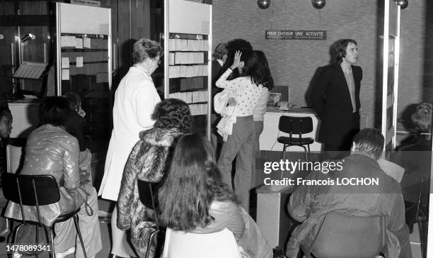 Chômeurs recherchant un emploi sur le tableau d'un bureau de l'ANPE à Paris le 21 octobre 1975.