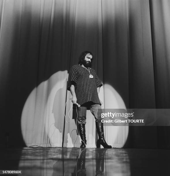 Demis Roussos sur scène lors du salon du Midem à Cannes en janvier 1973