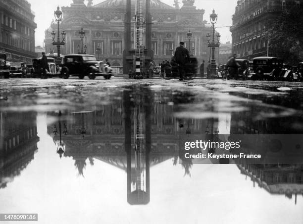 Flaque d'eau sur la place de l'Opéra à Paris, le 20 juin 1934.