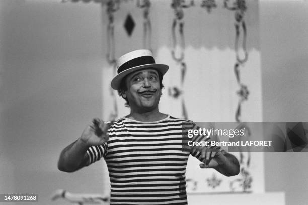 Jean-Marc Thibault déguisé lors de l'enregistrement de l'émission de télévision 'La Grande farandole' à Paris le 6 avril 1970