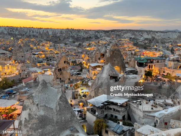 ville de göreme en turquie, région de cappadoce - crépuscule - göreme photos et images de collection