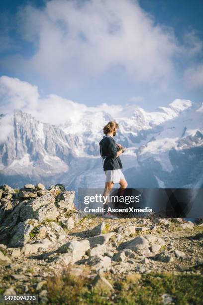 trail runner pauses on mountain pass - chamonix train stockfoto's en -beelden