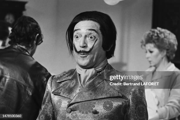 Jean-Marc Thibault déguisé en Salvador Dali lors de l'enregistrement de l'émission de télévision 'La Grande farandole' à Paris le 7 avril 1970