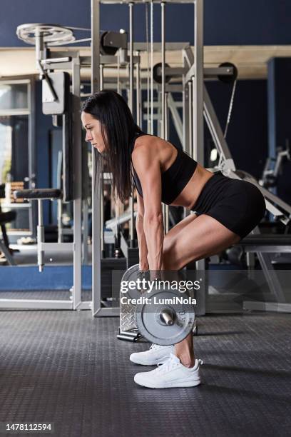 bilanciere, donna e profilo di allenamento in palestra, sfida sportiva e forte allenamento fitness. atleta femminile focalizzata, bodybuilder e stacco con pesi per l'azione, la potenza muscolare e l'esercizio di squat - weight training foto e immagini stock