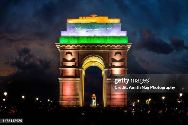 india gate lit with tricolor - porta da índia imagens e fotografias de stock