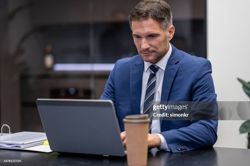 Homem usando laptop