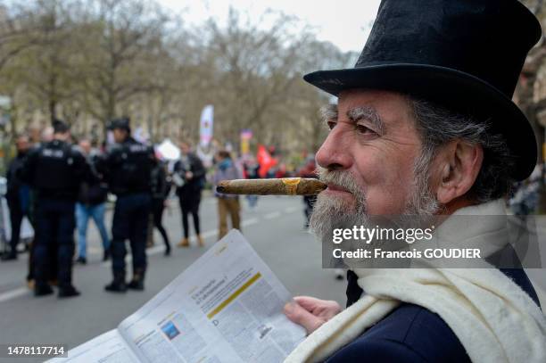 Militant d'Attac avec un cigare déguisé en capitaliste lors de la manifestation contre la réforme allongeant l'âge de départ à la retraite à 64 ans...