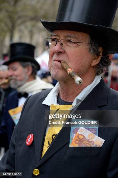 Militant d'Attac avec un cigare déguisé en capitaliste lors de la manifestation contre la réforme allongeant l'âge de départ à la retraite à 64 ans...