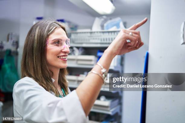 doctor wearing artificial intelligence goggles while working - datenbrille stock-fotos und bilder