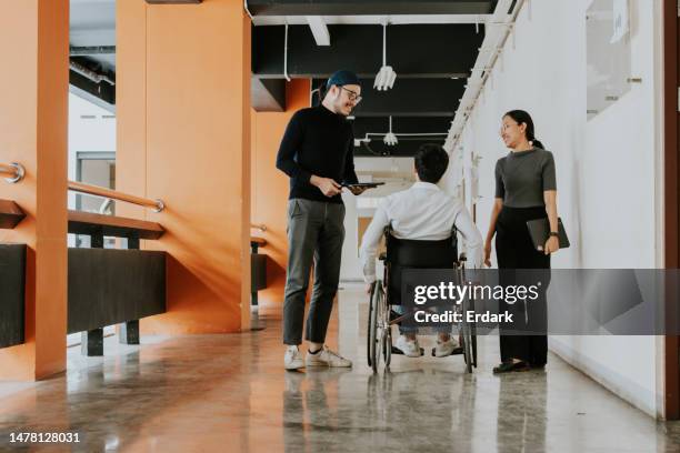 menschen mit master-abschluss, gleichstellung der vielfalt menschen mit bildung - chancengleichheit stock-fotos und bilder