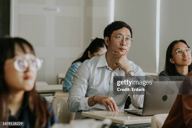 los estudiantes de maestría asisten y se concentran con la sala de conferencias - masters degree fotografías e imágenes de stock