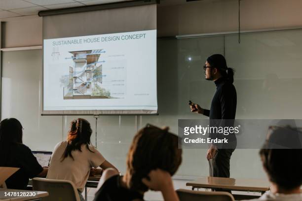 professore di architettura hipster asiatico che mostra un caso di studio sull'eco design funzionale della casa sul concetto sostenibile. - case study foto e immagini stock