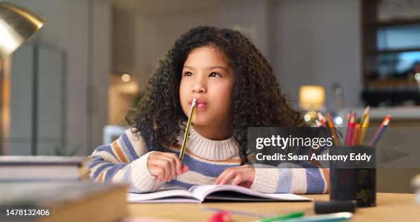 pensée, éducation ou fille écrivant et dessinant dans son cahier d’école de maternelle à la maison. connaissance ou créativité jeune enfant aime étudier ou apprendre des idées à la maison seul pour le développement de l’enfant - anthony drew photos et images de collection
