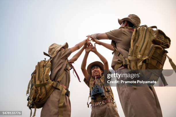 asian boy scouts joined hands to show unity. congratulations on the success at the scout camp. - boy scout camp 個照片及圖片檔