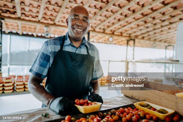 straßenmarkt messe verkäufer siriguela seriguela ciriguela ceriguela - straßenverkäufer stock-fotos und bilder