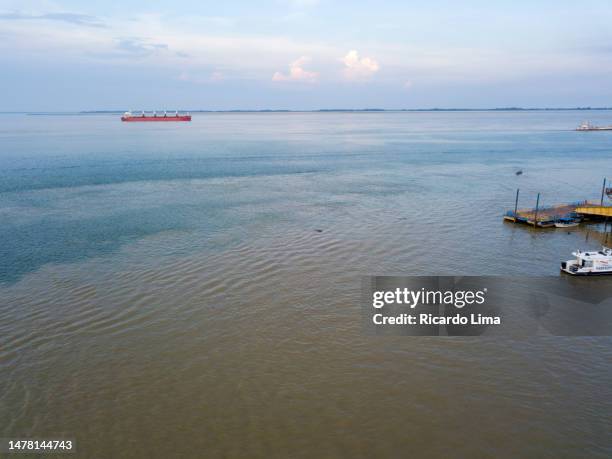 meeting of the waters of amazon and tapajós rivers with boats - santarém, brazil - amazon river stockfoto's en -beelden