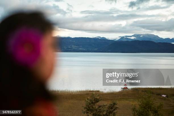 landscape of la cocha lagoon with out of focus woman in the foreground, pasto, colombia - pasto photos et images de collection