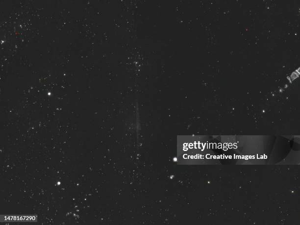 film glare, noise and scratches on a black background - efeito de luz imagens e fotografias de stock