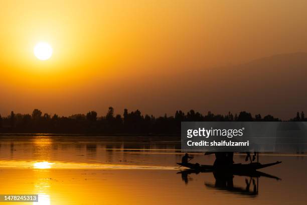 view of peaceful evening spent drifting on the calm waters of dal lake - festival of remembrance 2019 stock-fotos und bilder