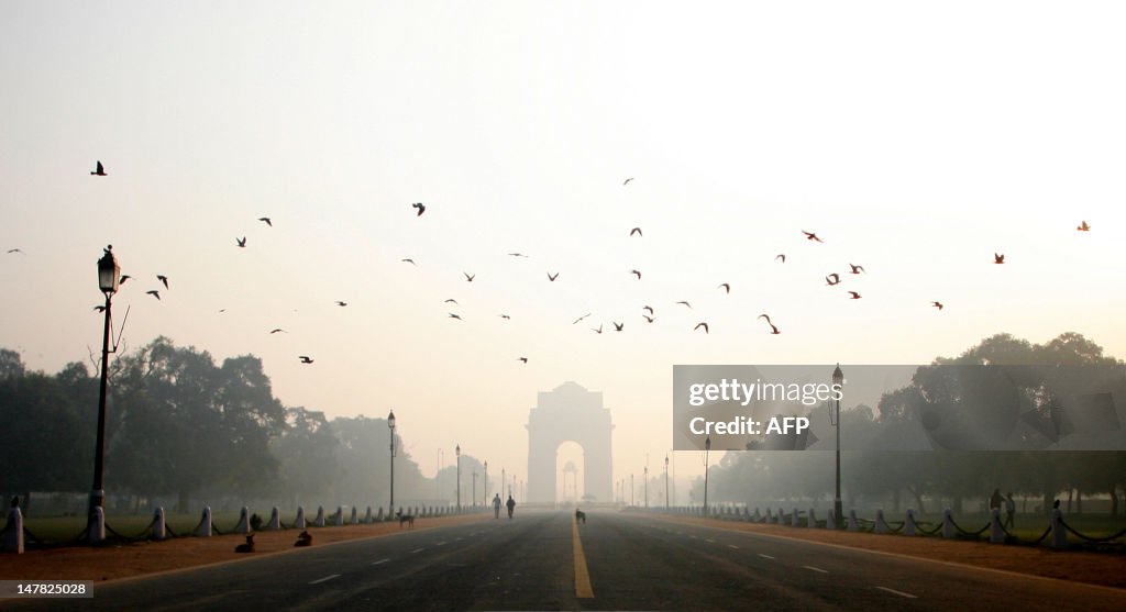 INDIA-WEATHER-WINTER-FOG