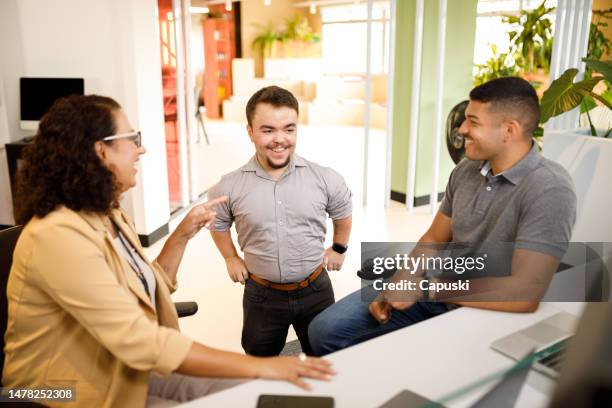 coworkers laughing at a meeting - dwarf stockfoto's en -beelden