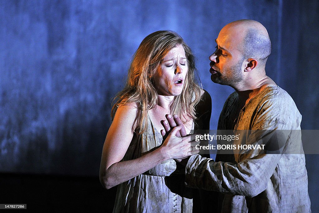 Canadian soprano Barbara Hannigan (L) pe