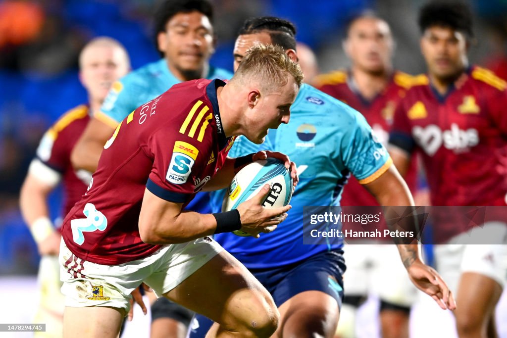 Sam Gilbert Rugby Sam Gilbert of the Highlanders makes a break during the round five ...